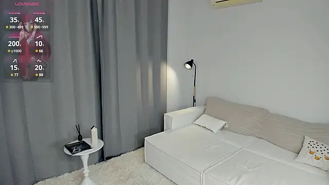 Snapshot of Niki_Luston chatting on 01-05-25, 04:36 Niki Luston online show from 01-05-25, 04:36