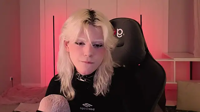 b0y fantasy online show from 04-11-26, 06:45