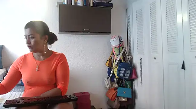 Snapshot of CamilaLix chatting on 01-06-25, 06:41 CamilaLix online show from 01-06-25, 06:41