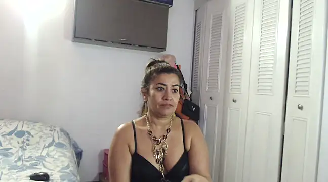 Snapshot of CamilaLix chatting on 02-06-25, 02:55 CamilaLix online show from 02-06-25, 02:55