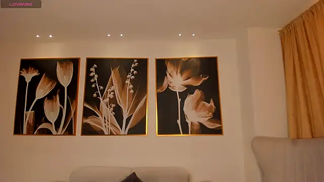 Snapshot of NiaSalvatore chatting on 10-22-25, 07:57 NiaSalvatore online show from 10-22-25, 07:57