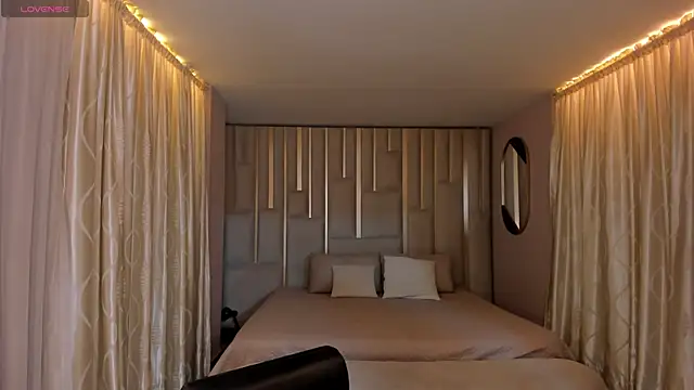 Snapshot of NiaSalvatore chatting on 10-23-25, 07:45 NiaSalvatore online show from 10-23-25, 07:45