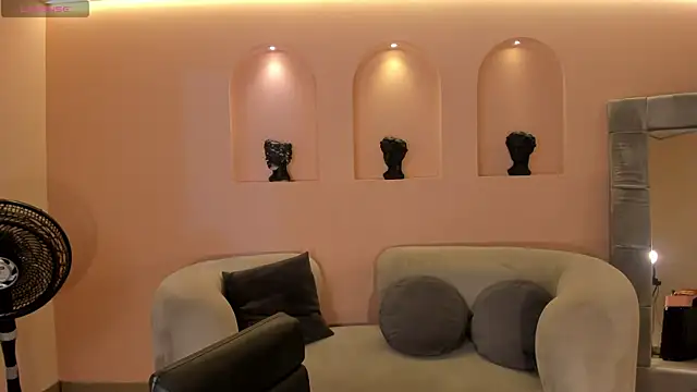 Snapshot of NiaSalvatore chatting on 10-28-25, 07:27 NiaSalvatore online show from 10-28-25, 07:27