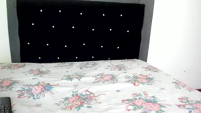 Snapshot of violetadumsper chatting on 10-20-25, 03:18 violetadumsper online show from 10-20-25, 03:18