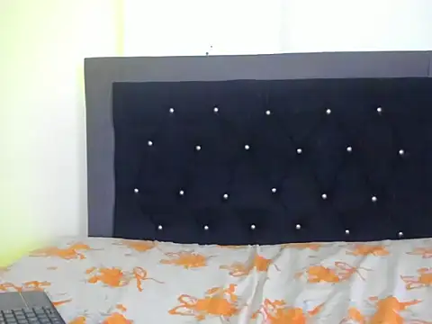 Snapshot of violetadumsper chatting on 11-21-25, 03:49 violetadumsper online show from 11-21-25, 03:49