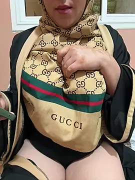 Snapshot of Sindrila_ chatting on 01-04-25, 05:58 Sindrila online show from 01-04-25, 05:58