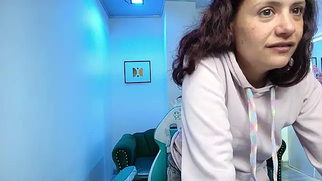 Snapshot of Arianna_sweeet chatting on 11-18-25, 03:23 Arianna sweeet online show from 11-18-25, 03:23