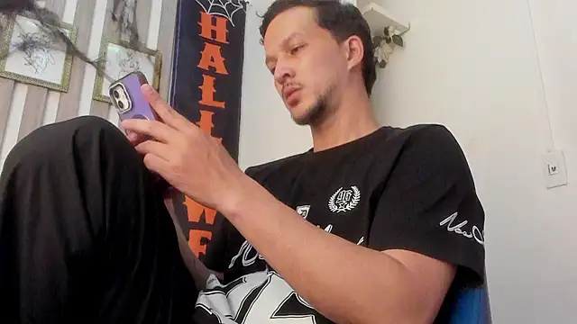 Snapshot of Oliverssmith chatting on 10-30-25, 11:38 Oliverssmith online show from 10-30-25, 11:38