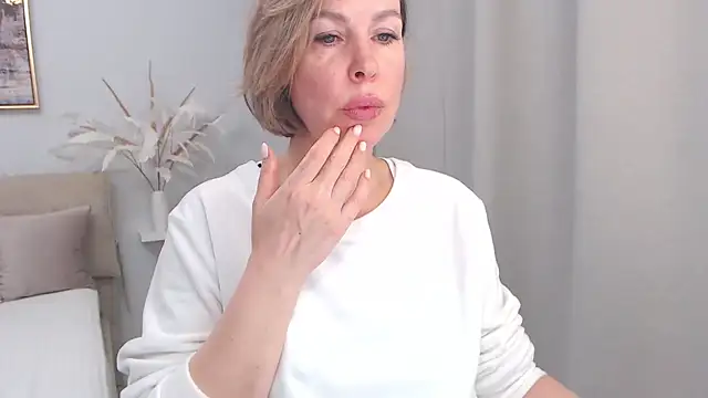 Snapshot of AnnyUBright chatting on 01-09-25, 01:13 AnnyUBright online show from 01-09-25, 01:13