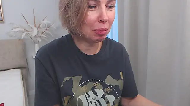 Snapshot of AnnyUBright chatting on 01-16-25, 10:10 AnnyUBright online show from 01-16-25, 10:10