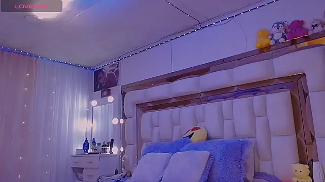 Snapshot of Aliana_Ross chatting on 10-16-25, 08:04 Aliana Ross online show from 10-16-25, 08:04