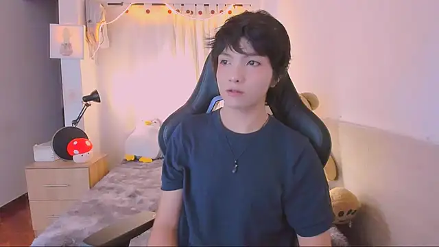 AllanYong18 online show from 04-09-26, 10:20