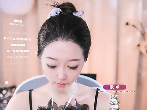 Snapshot of Zoe-99 chatting on 03-06-25, 03:45 Zoe-99 online show from 03-06-25, 03:45