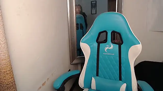 Snapshot of Aleska_Miami chatting on 09-15-25, 01:44 Aleska Miami online show from 09-15-25, 01:44