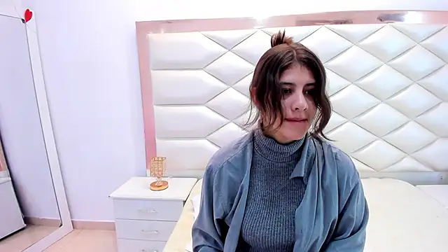 Snapshot of MiaQueen021 chatting on 02-20-25, 12:25 MiaQueen021 online show from 02-20-25, 12:25