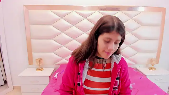 Snapshot of MiaQueen021 chatting on 03-12-25, 12:26 MiaQueen021 online show from 03-12-25, 12:26