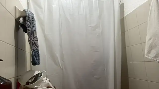 Snapshot of LunaBeya chatting on 12-14-25, 12:32 LunaBeya online show from 12-14-25, 12:32