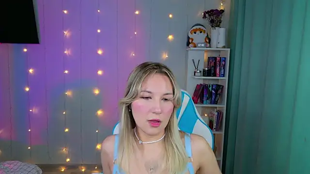 Mercedes Robinson online show from 11-19-25, 05:51