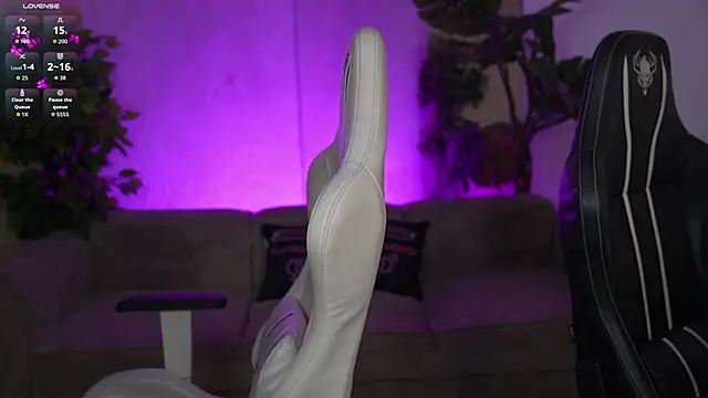 Snapshot of Lika_Secret_ chatting on 10-16-25, 10:44 Lika Secret  online show from 10-16-25, 10:44