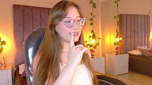 Dahlia Rousse online show from 06-19-26, 06:29