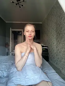 Snapshot of BeatriceXCute chatting on 02-18-25, 07:32 BeatriceXCute online show from 02-18-25, 07:32