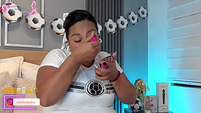 Elise-Leyton online show from 06-17-26, 05:36