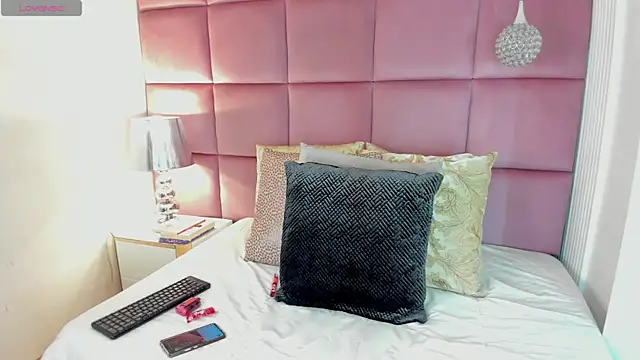 LuciaWallace online show from 10-19-25, 12:33