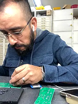 Snapshot of leonardohot1987 chatting on 11-19-25, 08:20 leonardohot1987 online show from 11-19-25, 08:20