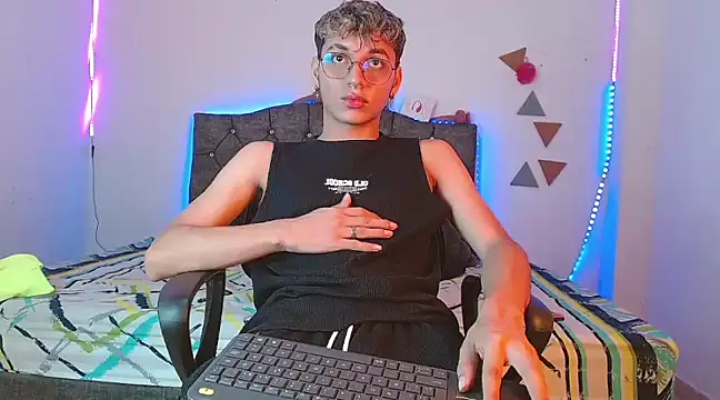 Snapshot of andrew_willyams chatting on 03-02-25, 02:43 andrew willyams online show from 03-02-25, 02:43