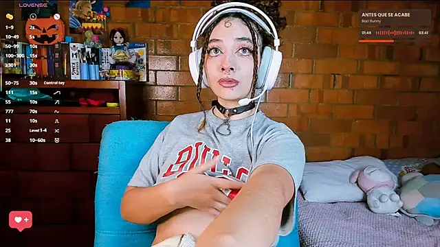 Annycolin  online show from 10-17-25, 11:18