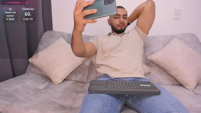 Snapshot of arturguy00 chatting on 01-19-25, 01:10 arturguy00 online show from 01-19-25, 01:10