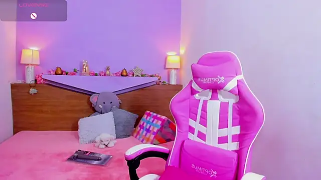 Snapshot of ScarletEmber3 chatting on 03-23-25, 03:43 ScarletEmber3 online show from 03-23-25, 03:43