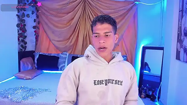 Snapshot of Ethan_Boyy chatting on 10-31-25, 10:00 Ethan Boyy online show from 10-31-25, 10:00