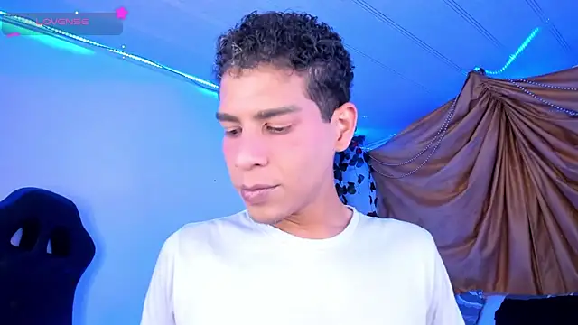 Snapshot of Ethan_Boyy chatting on 11-20-25, 10:20 Ethan Boyy online show from 11-20-25, 10:20