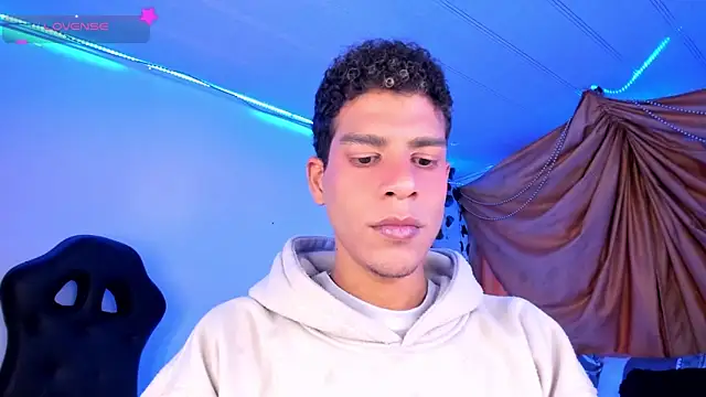 Snapshot of Ethan_Boyy chatting on 11-21-25, 10:30 Ethan Boyy online show from 11-21-25, 10:30