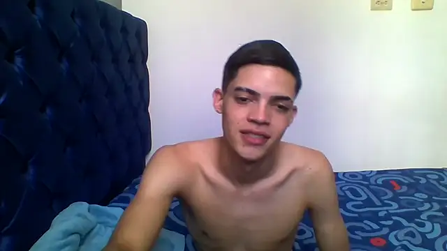 Snapshot of Latinos_2001 chatting on 05-05-26, 06:38 Latinos 2001 online show from 05-05-26, 06:38