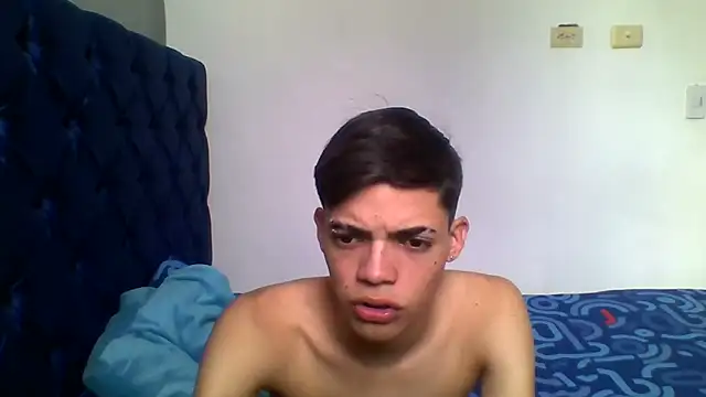 Snapshot of Latinos_2001 chatting on 05-06-26, 01:49 Latinos 2001 online show from 05-06-26, 01:49