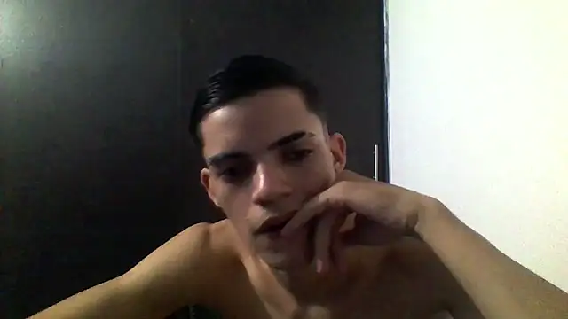 Snapshot of Latinos_2001 chatting on 05-09-26, 03:45 Latinos 2001 online show from 05-09-26, 03:45