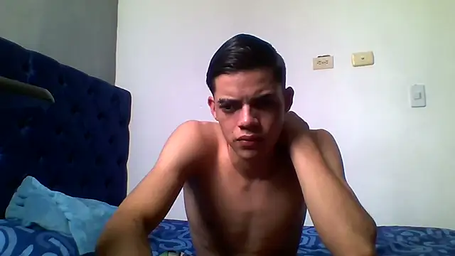 Snapshot of Latinos_2001 chatting on 05-11-26, 05:21 Latinos 2001 online show from 05-11-26, 05:21