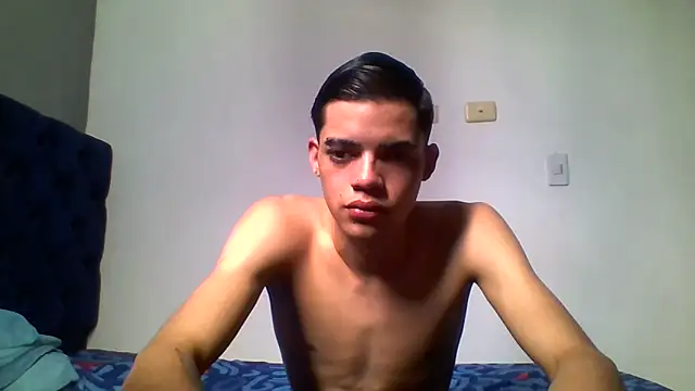 Snapshot of Latinos_2001 chatting on 05-13-26, 04:59 Latinos 2001 online show from 05-13-26, 04:59