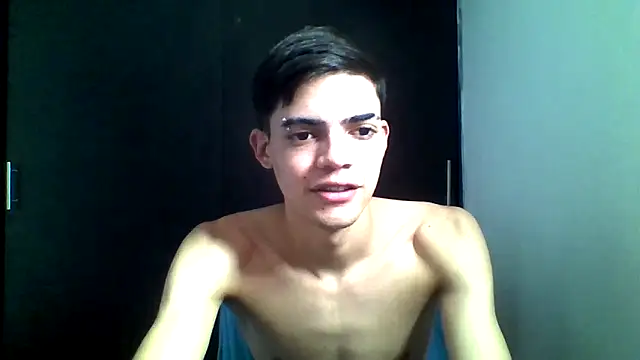 Snapshot of Latinos_2001 chatting on 05-19-26, 03:51 Latinos 2001 online show from 05-19-26, 03:51