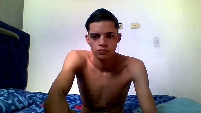 Snapshot of Latinos_2001 chatting on 05-22-26, 01:17 Latinos 2001 online show from 05-22-26, 01:17