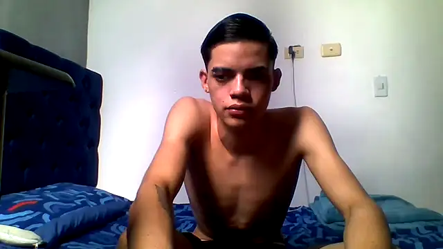 Snapshot of Latinos_2001 chatting on 05-23-26, 02:21 Latinos 2001 online show from 05-23-26, 02:21