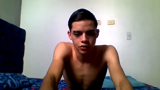 Snapshot of Latinos_2001 chatting on 05-27-26, 04:26 Latinos 2001 online show from 05-27-26, 04:26