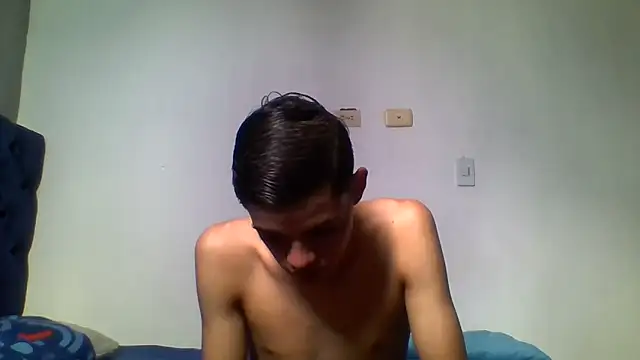 Snapshot of Latinos_2001 chatting on 06-06-26, 02:55 Latinos 2001 online show from 06-06-26, 02:55