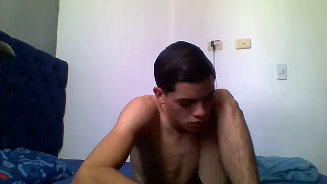 Snapshot of Latinos_2001 chatting on 06-10-26, 04:17 Latinos 2001 online show from 06-10-26, 04:17