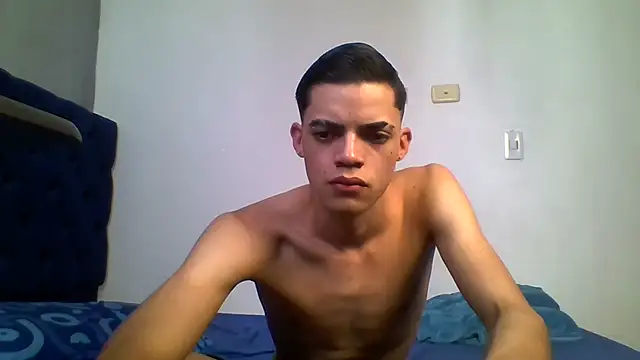 Snapshot of Latinos_2001 chatting on 06-13-26, 06:39 Latinos 2001 online show from 06-13-26, 06:39