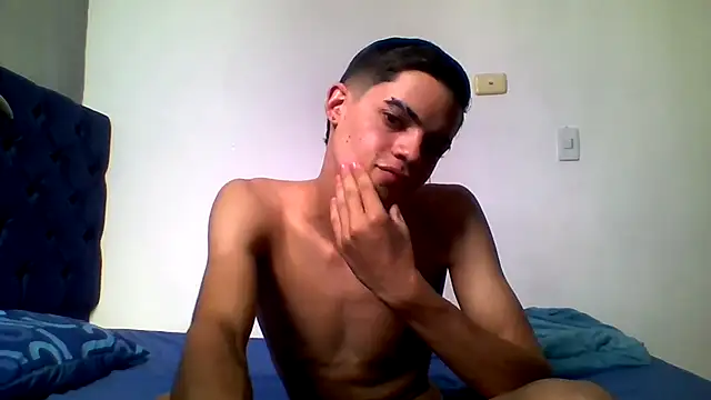 Snapshot of Latinos_2001 chatting on 06-15-26, 07:27 Latinos 2001 online show from 06-15-26, 07:27
