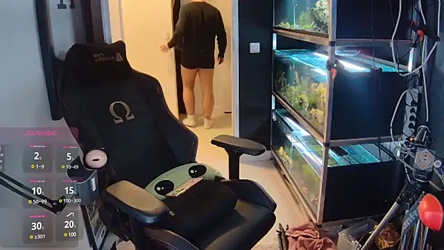 Snapshot of justinitt chatting on 02-08-25, 08:21 justinitt online show from 02-08-25, 08:21