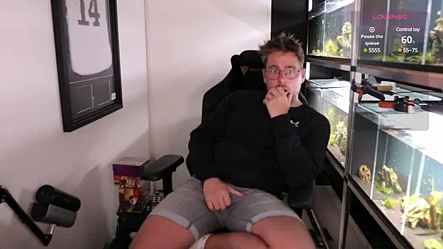 Snapshot of justinitt chatting on 03-10-25, 10:02 justinitt online show from 03-10-25, 10:02